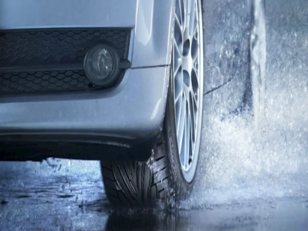 Аквапланування: що це таке, що відбувається і як цього уникнути