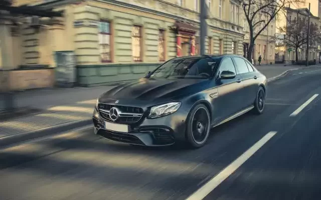 Машина в городе