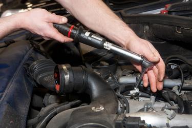 Механік ремонтує двигун