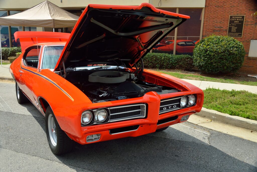 Авто с открытым капотом