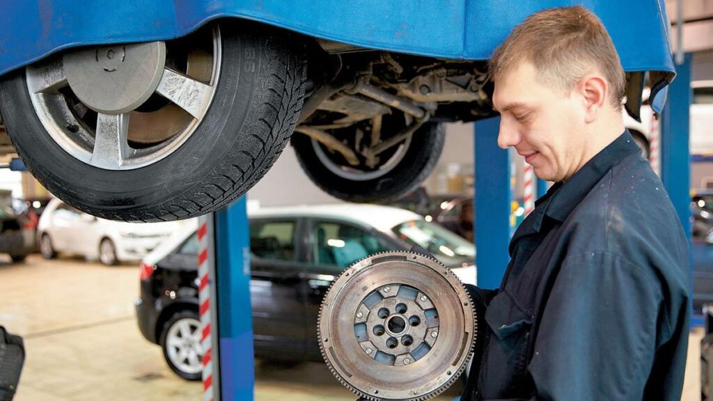 Майстер тримає двомасовий маховик