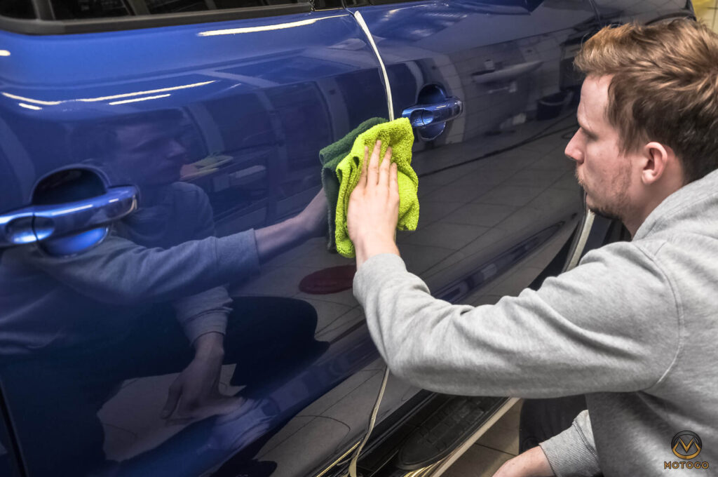 Полірують авто