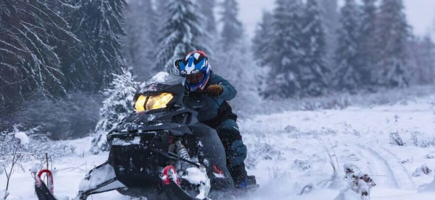 Чоловік на снігоході