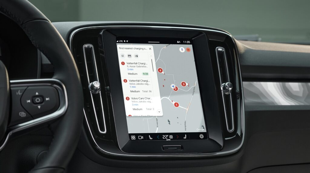 Портретний екран інформаційно-розважальної системи та подвійні вентиляційні отвори у повністю електричному Volvo XC40 Recharge.