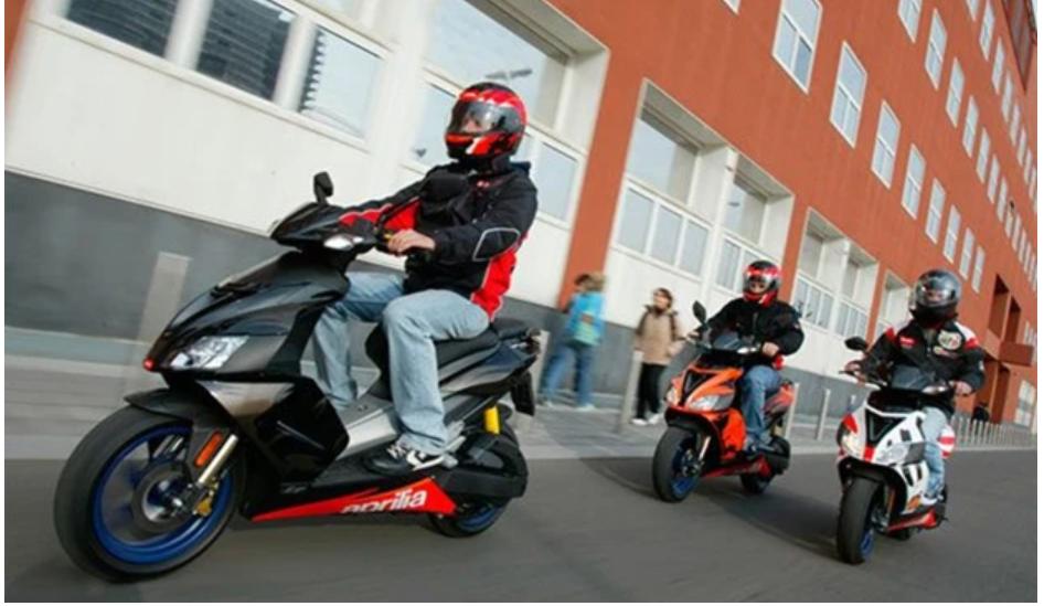 Техника безопасного вождения скутера в городском потоке