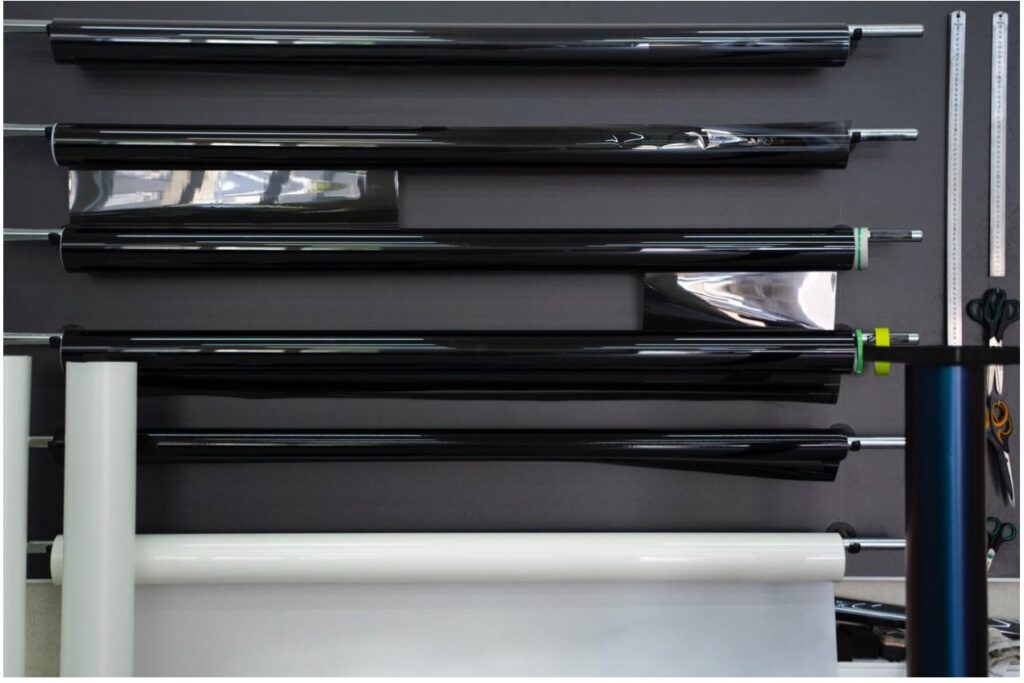 Куда клеить плёнку в первую очередь?