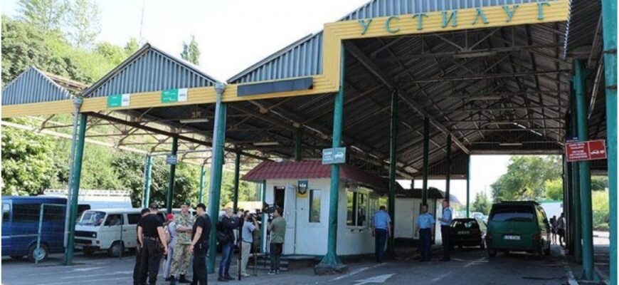 Як підготуватися до перетину кордону автомобілем: черги, документи, страхування