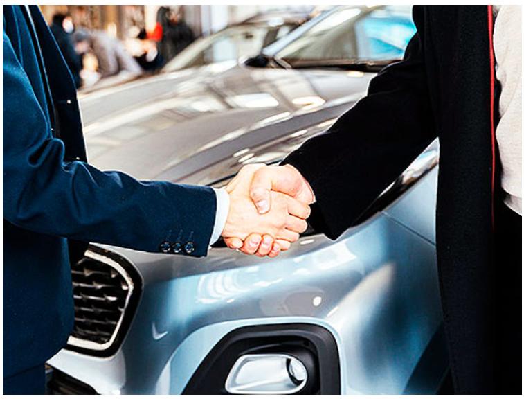 Клієнт і автосервіс укладають угоду – символ довіри та співпраці